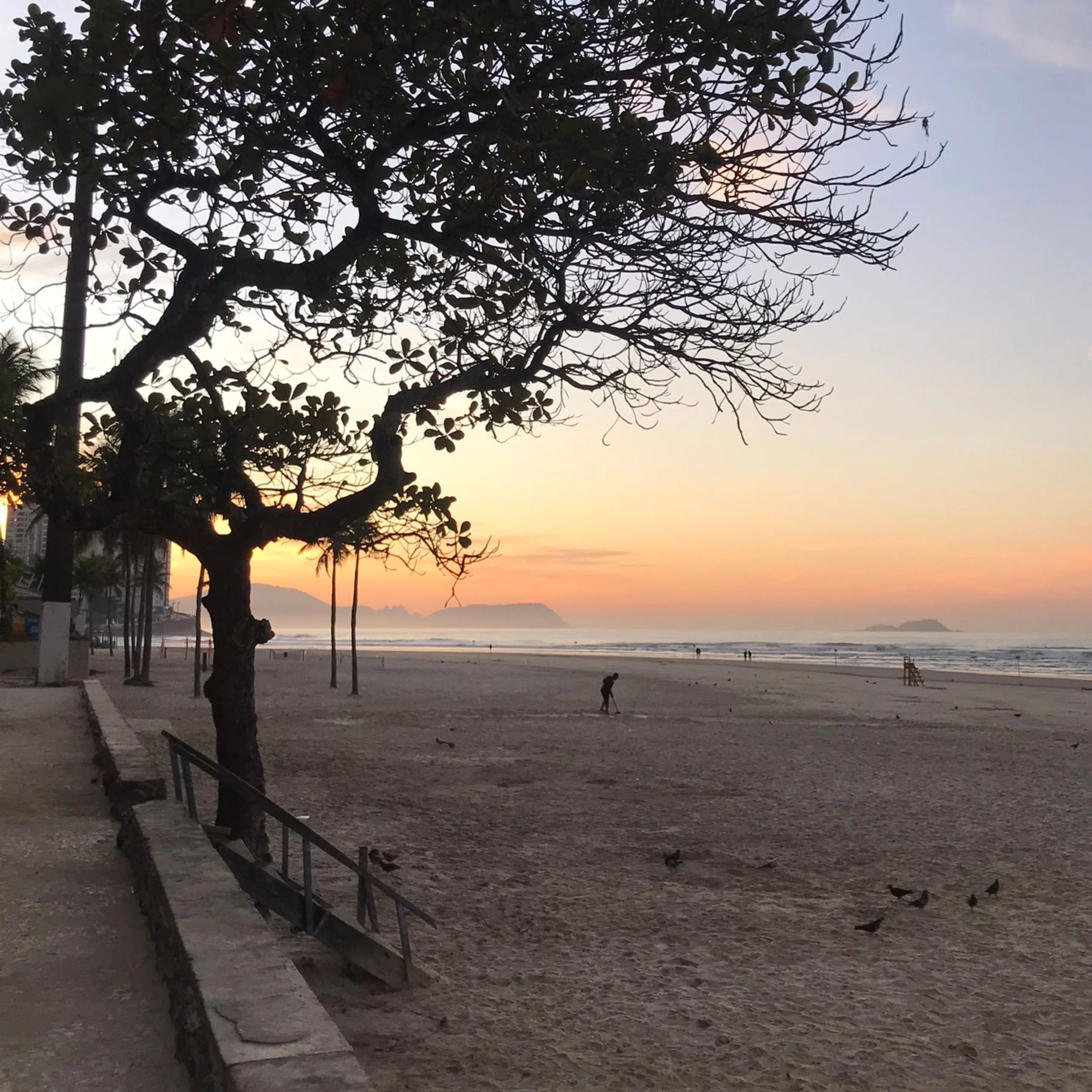 Pessoas aproveitando o mar em dia de sol